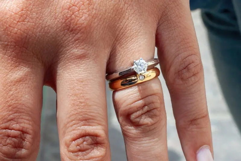 Aliança de namoro com anel solitário: O que é? Como escolher?