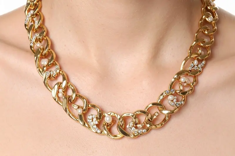 como limpar corrente folheada a ouro