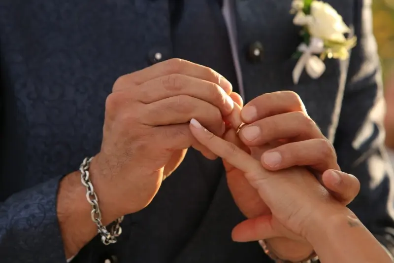 qual mão usar aliança de casado